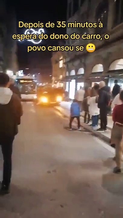 Populares uniram foras para mover carro mal estacionado em rua do Porto
