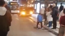 Populares uniram foras para mover carro mal estacionado em rua do Porto