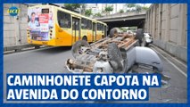 Caminhonete capota na Avenida do Contorno com a trincheira da Raja Gabaglia, no sentido Savassi