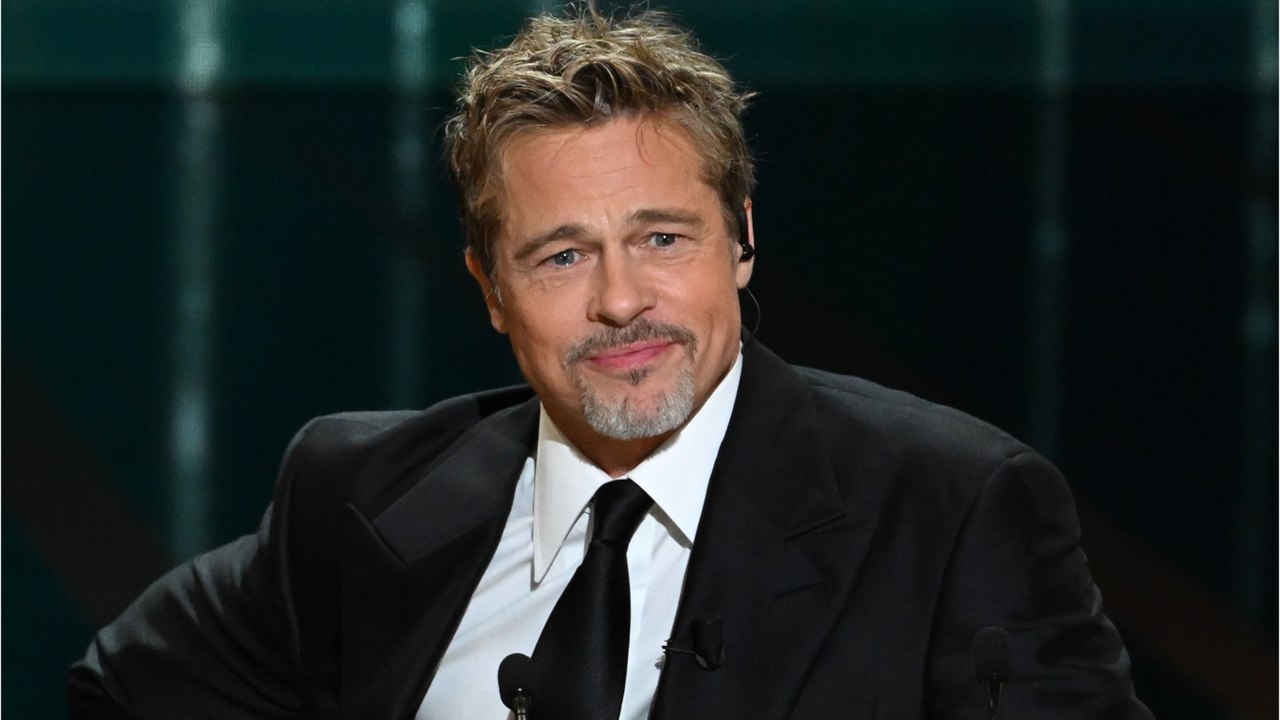 GALA VIDEO - Brad Pitt à Paris : il célèbre ses 60 ans en amoureux avec Inès de Ramon ! (1)