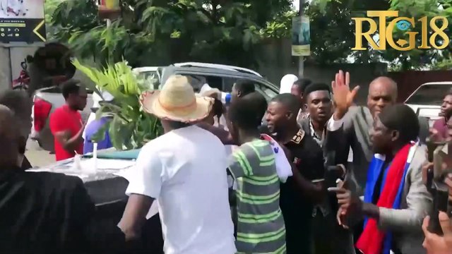 Plizyè òganizasyon popilè fè yon sit-in pou denonse PM Ariel yo di ki pap regle anyen tèt peyi a.