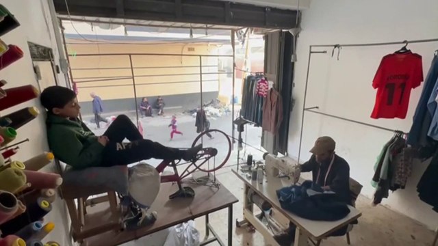 يصلح ملابس نازحي غزة مجانا وبطريقة مبتكرة