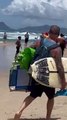 Disputa por espaço em praia de Florianópolis acaba em pancadaria entre ambulantes