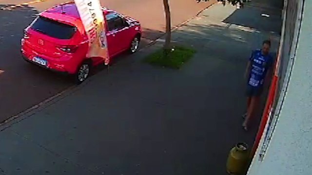 Câmera mostra homem furtando botijão de gás na Avenida Tito Muffato
