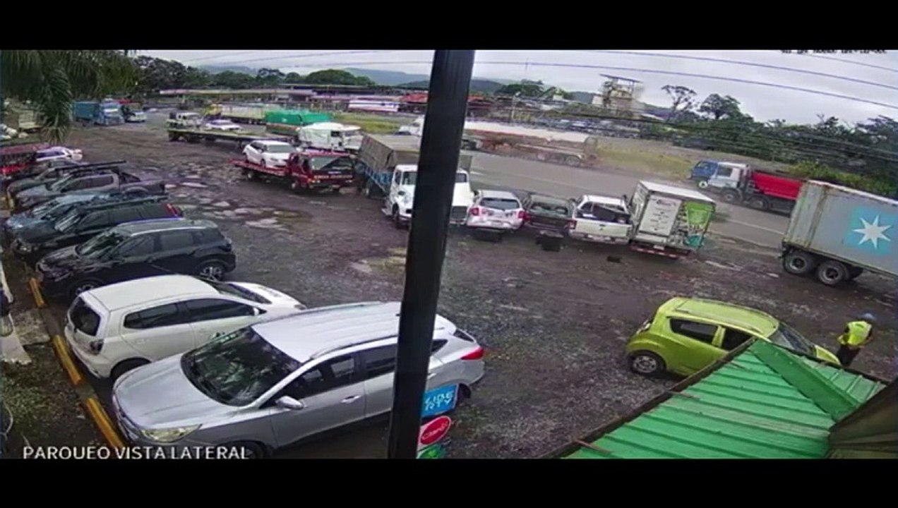 tn7-Video- Camión sin frenos choca cinco carro...