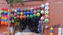 Con presupuestos limitados los compradores visitan la calle Juan Manuel en busca de juguetes
