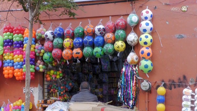Con presupuestos limitados los compradores visitan la calle Juan Manuel en busca de juguetes