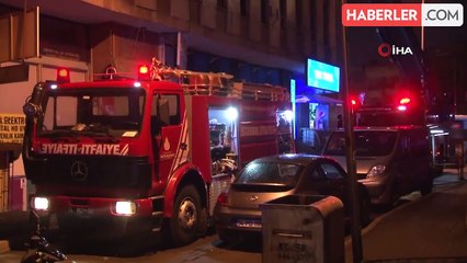 Kartal'da Metruk Bina Ateşe Verildi