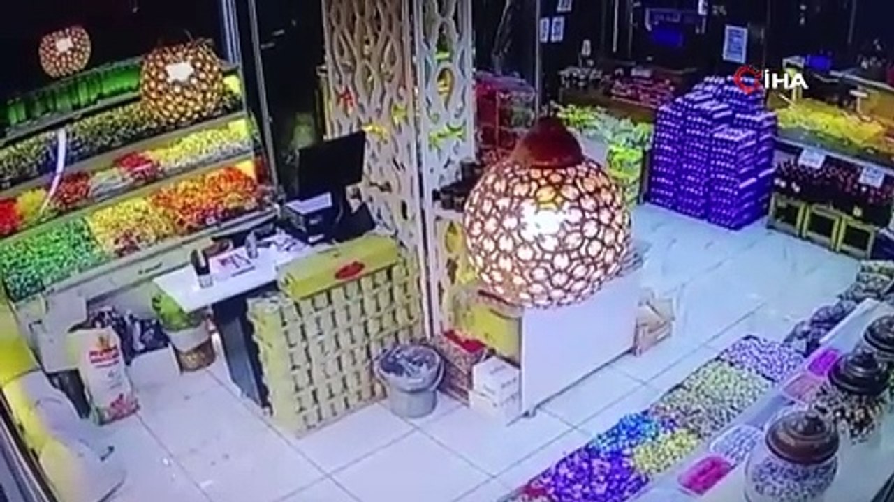 Hatay dün böyle sallandı! Deprem anı kameralara yansıdı