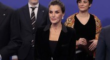 La Reina Letizia cierra su agenda oficial de 2023 con un traje de terciopelo