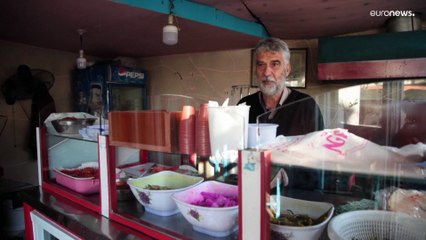 شاهد: لبنانيون في الجنوب يواصلون أعمالهم وسط خطر القصف الإسرائيلي