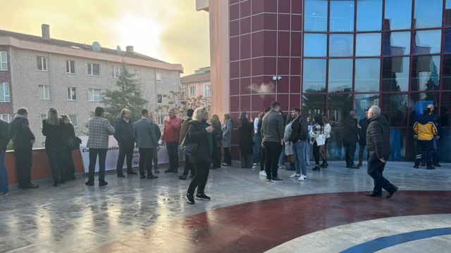 Sigaranın zararları paneline verilen arada sigara içtiler