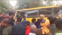 ओवरटेक कर रही स्कूल बस अनियंत्रित होकर गड्ढे में गिरी, 2 छात्राओं की मौत