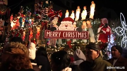 Le sfavillanti luminarie natalizie colorano Brooklyn