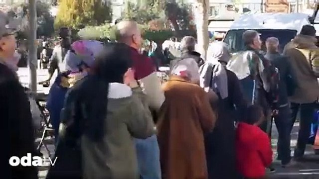 Bugün vizyona giren 'Cenazemize Hoş Geldiniz’ film ekibi Eminönü'nde lokma dağıttı!