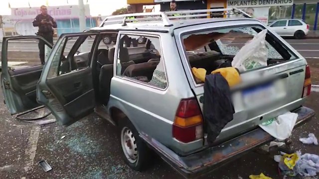 Em ato de fúria, mulher destrói Santana na Praça da Bíblia após suposta traição do companheiro