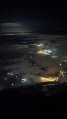 طيار يأخذنا في جولة ساحرة وسط السحاب من قمرة القيادة.. فيديو