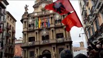 Simpatizantes de EH Bildu festejan en la plaza del Ayuntamiento de Pamplona el nombramiento de Joseba Asirón como alcalde