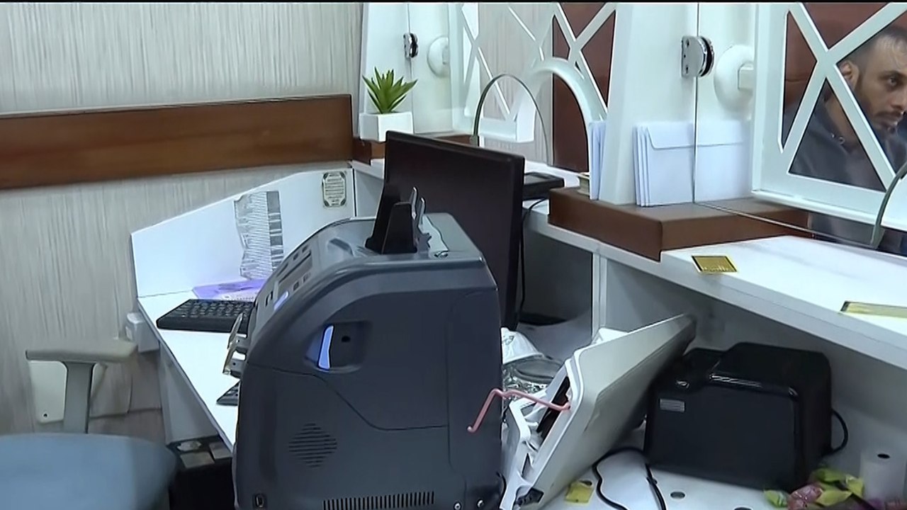 قوات الاحتلال تقتل فلسطينيا وتدهم شركات صرافة بالضفة الغربية