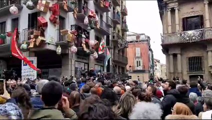 "¡Aúpa Ibarrola, no estás solas!": así ha salido del Ayuntamiento la ya exalcaldesa de Pamplona