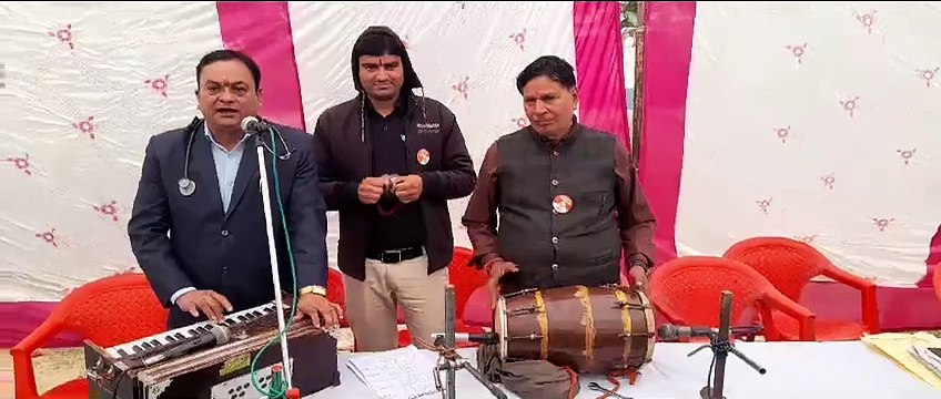 शिविर में गीत गाकर ऐसे दी योजनाओं की जानकारी, देखें वीडियो