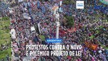 Argentinos saem à rua contra projeto-lei controverso do Presidente Milei