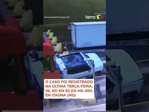 Trabalhador escapa por um triz de ser atropelado por carro e caminhão em pedágio #shorts