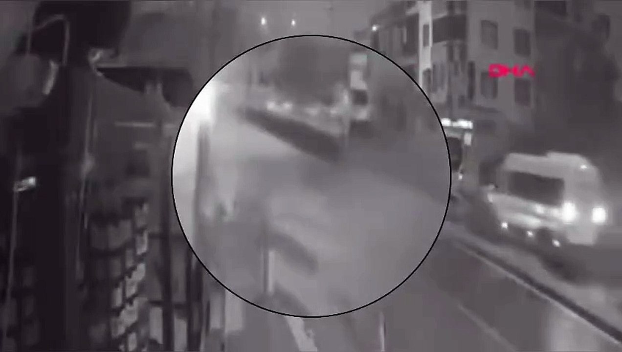 Minibüs, Motosiklete Çarptı! 2 Yaralı: Kaza Kamerada
