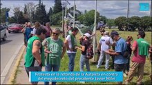 Protesta en la rotonda de la Autpista en contra del megadecreto del presidente Javier Milei