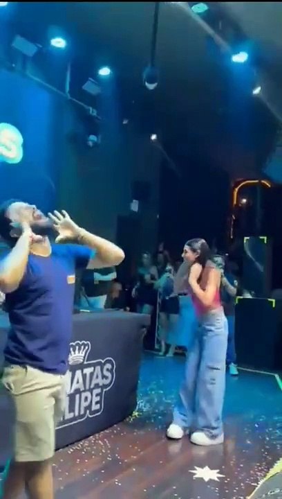 Ana Castela e Gustavo Mioto curtem noite de balada em Balneário Camboriú