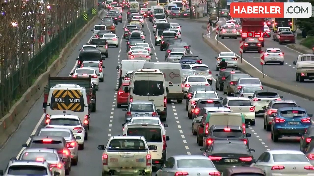 İstanbul'da Yağmurlu Günde Trafik Yoğunluğu Arttı
