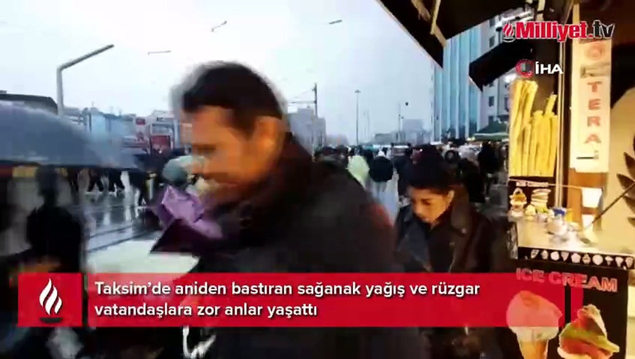 Taksim’de etkili olan sağanak yağış ve rüzgar vatandaşlara zor anlar yaşattı