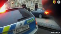 Le immagini delle bodycam della Polizia intervenuta a Praga