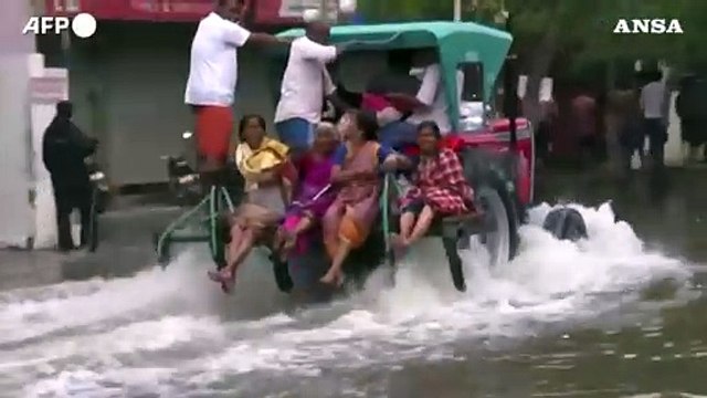 India, almeno 10 vittime a causa delle inondazioni