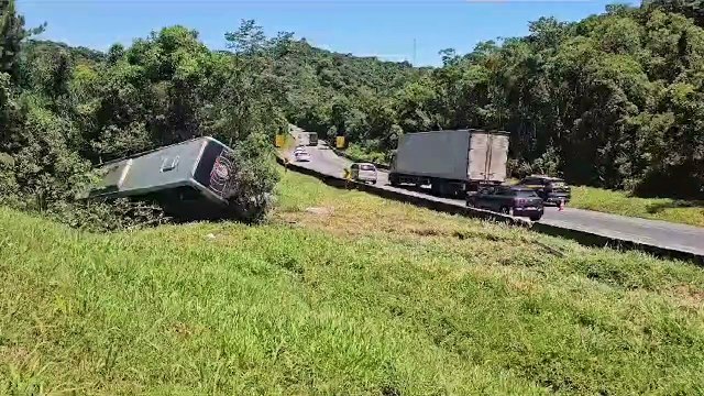 Após acidente com ônibus, PRF alerta motoristas