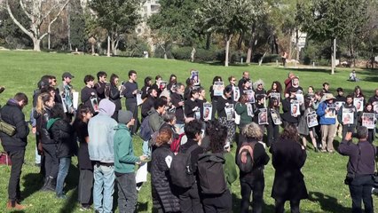 نشطاء من أجل السلام يتظاهرون قرب القنصلية الأميركية في القدس