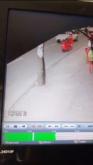 Video: Micro arrastra un carrito de aseo de una mujer que limpiaba las calles