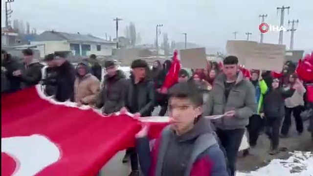 Öğrenciler eksi 15 derecede şehitler için 'saygı' nöbeti tuttu