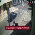 Acidente entre moto e carro deixa motociclista com lesões na perna