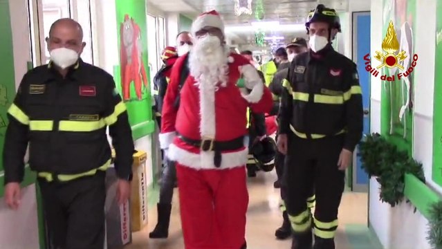 Ospedale Caserta, Babbo Natale e i Vigili del Fuoco portano un sorriso ai bimbi della Pediatria (22.12.23)