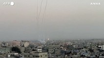 Gaza, scie di fumo si alzano dopo il lancio di razzi dal sud della Striscia