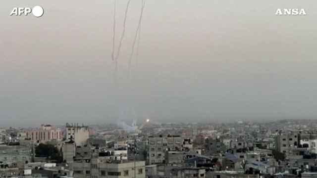Gaza, scie di fumo si alzano dopo il lancio di razzi dal sud della Striscia