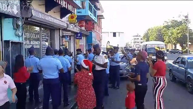 Bomberos realizan tradicional aguinaldo navideño