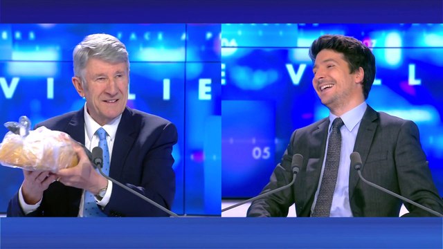 Philippe de Villiers offre une brioche de Vendée à Eliot Deval et des chocolats à Geoffroy Lejeune