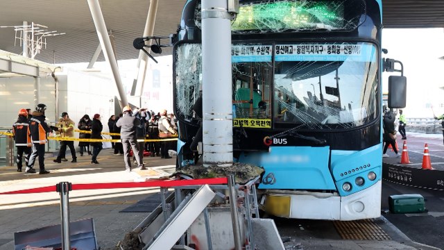 수원역 버스 환승센터 버스 사고...1명 사망·15명 부상 / YTN