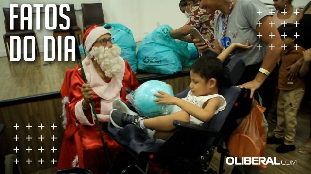 Papai e Mamãe Noel com deficiência entregam presentes para crianças em reabilitação