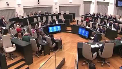 Ortega Smith se encara y lanza una botella a un concejal de Más Madrid