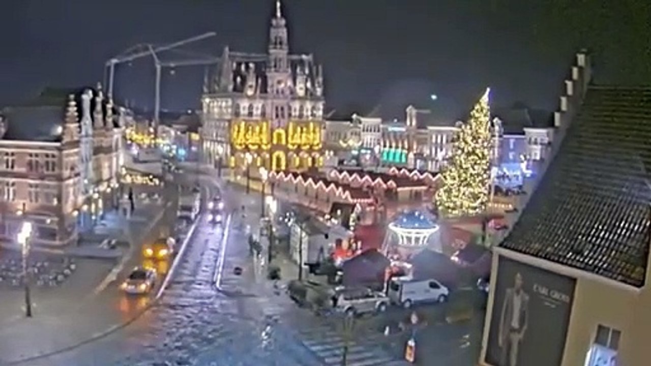 Tragedia al mercatino, un albero di Natale gigante crolla e schiaccia la folla
