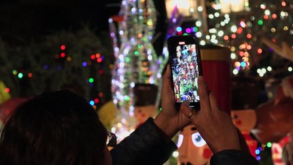 Decorações de Natal iluminam o Brooklyn