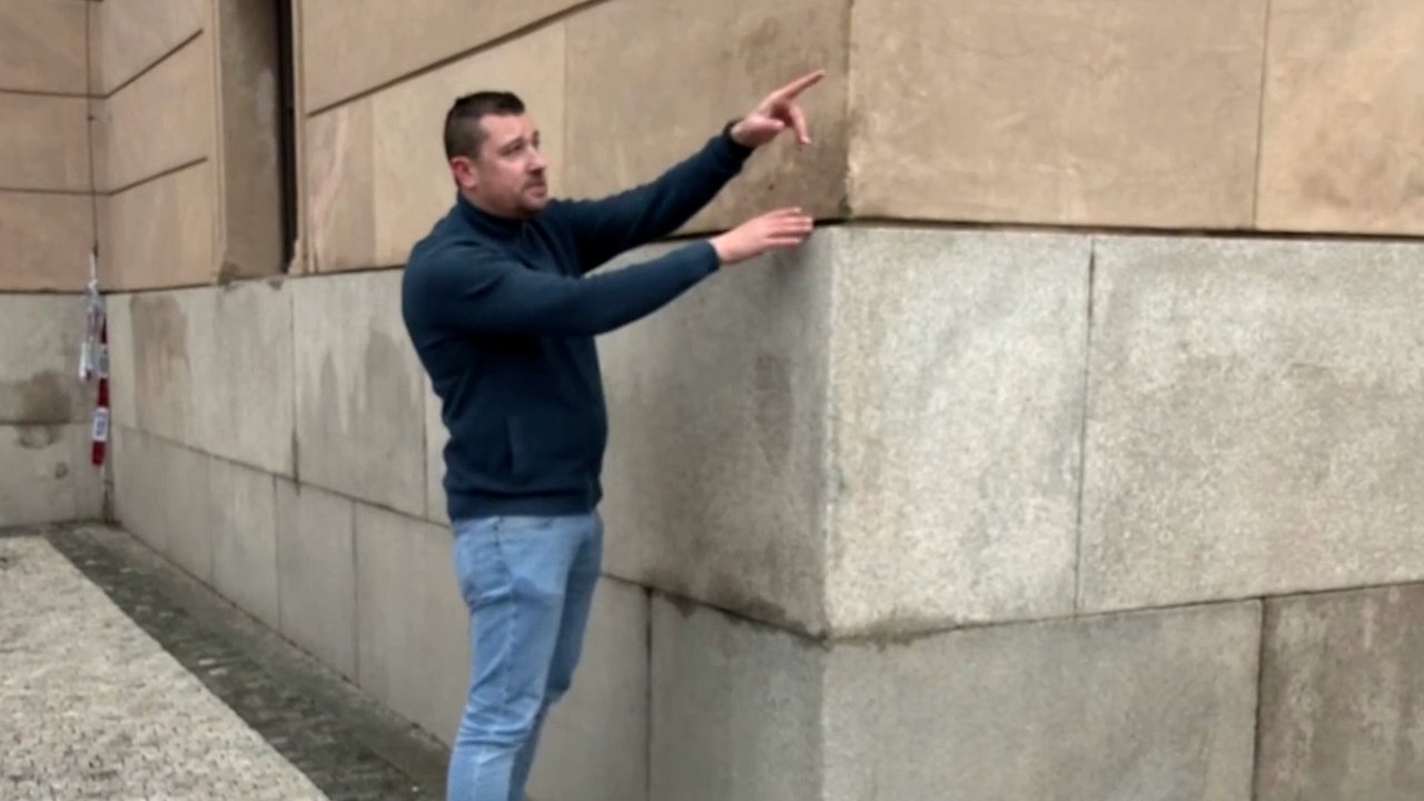 « Tire moi-dessus ! » : un journaliste tente de détourner l’attention du tueur de Prague